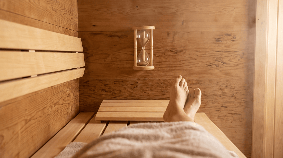 Entspannter Blick auf die Sauna Sanduhr von der Liegebank aus zeigt die verbleibende Zeit beim Saunieren