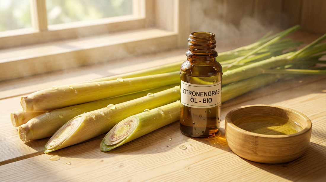 Zitronengras ätherisches Öl in Glasflasche neben frischen Lemongrass-Halmen mit Wassertropfen auf Saunaholz – exotischer belebender Duft für den Saunaaufguss