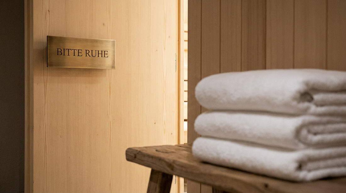 Saunatür mit Privat-Schild und Handtuchstapel symbolisiert Diskretion und Regeln beim Thema Sex in der Sauna