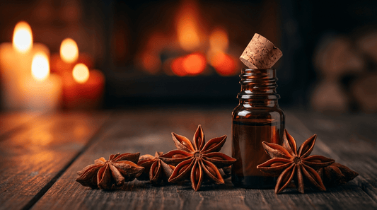 Sternanis ätherisches Öl in dunkler Glasflasche neben getrockneten Sternanis-Sternen auf rustikalem Saunaholz mit warmem Kerzenlicht