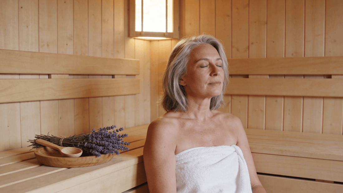 Entspannte Frau in den Wechseljahren genießt eine Bio-Sauna mit Lavendel-Aromatherapie