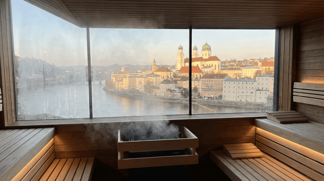Sauna Passau Panoramablick auf die Dreiflüssestadt mit moderner Saunalandschaft im Vordergrund