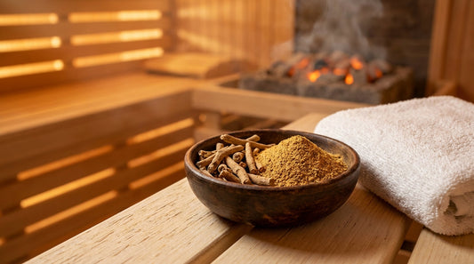 Ashwagandha-Wurzel und Pulver in einer Holzschale auf einer Saunabank mit warmem Saunalicht im Hintergrund