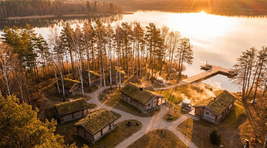 SATAMA Sauna Resort & Spa am Scharmützelsee mit Blick auf die idyllische Parklandschaft und den See bei Sonnenuntergang