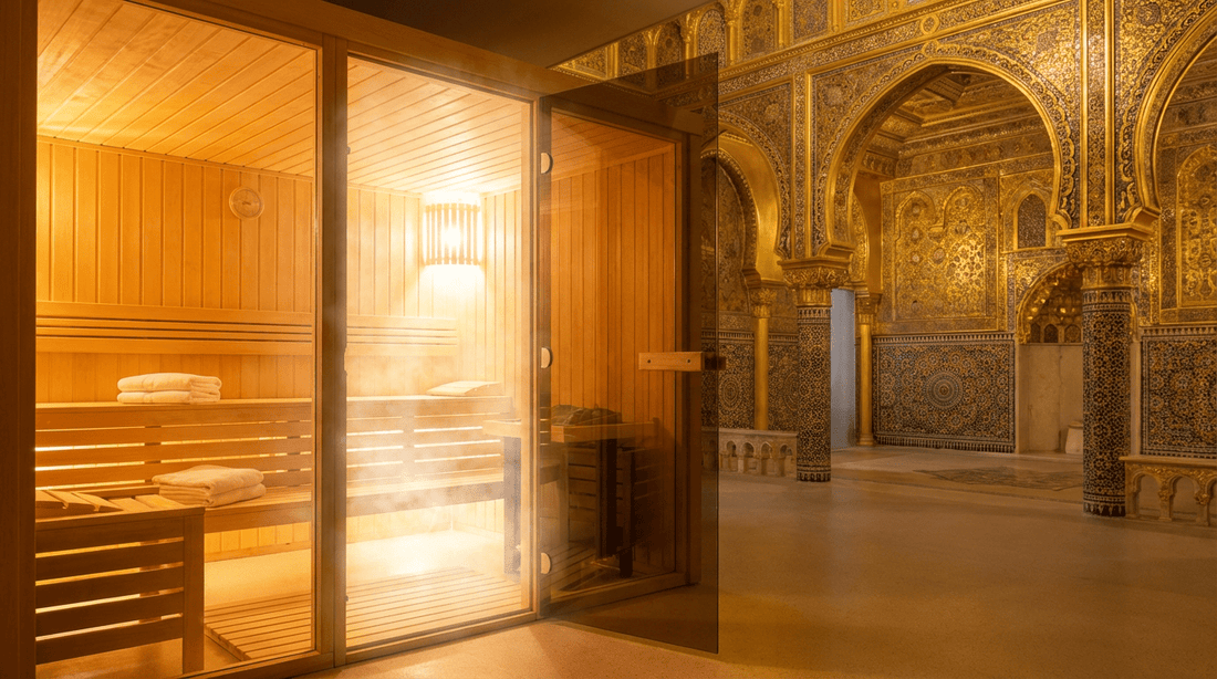 Saunawelt der Taunus Therme Bad Homburg mit finnischer Holzsauna und orientalischen Designelementen im Hintergrund