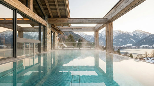 Panoramablick über den Tegernsee von der erhöhten Spa-Terrasse des Hotels DAS TEGERNSEE mit beheiztem Außenpool und Alpenkulisse