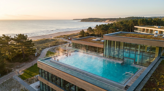 aja Resort Hotel Travemünde mit beheiztem Außenpool und direktem Blick auf die Ostsee und den Strand