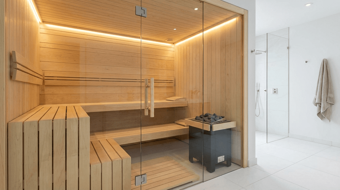 Moderne Heimsauna mit Glasfront im Badezimmer - Innensaunen gibt es ab 1.500 EUR als Bausatz