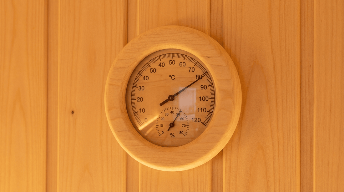 Saunathermometer zeigt 85°C bei 15% Luftfeuchtigkeit - die klassische finnische Saunatemperatur