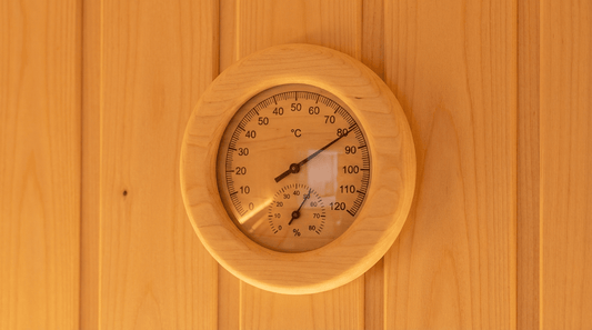 Saunathermometer zeigt 85°C bei 15% Luftfeuchtigkeit - die klassische finnische Saunatemperatur